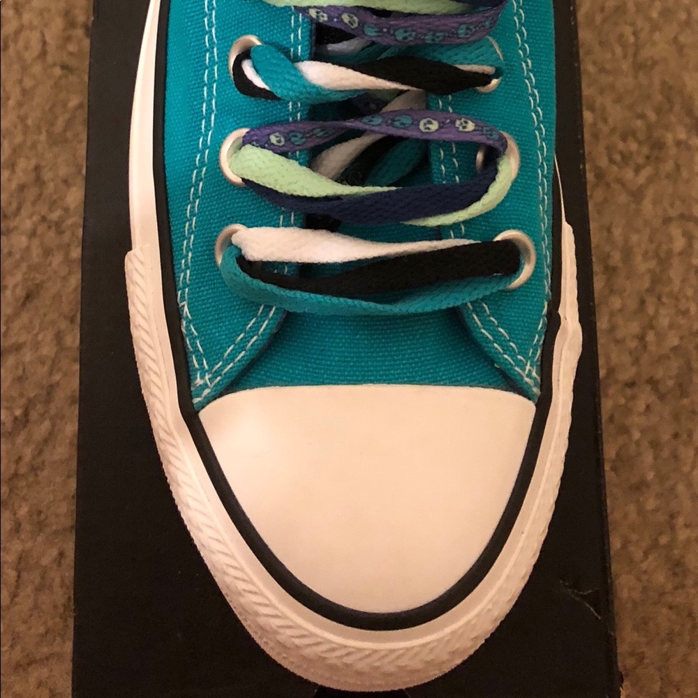 Size 7 Converse - Picture 2 of 3
